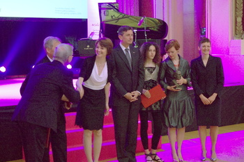 slika: Prof. dr. Ingrid Milošev ob prejemu Preglove nagrade.